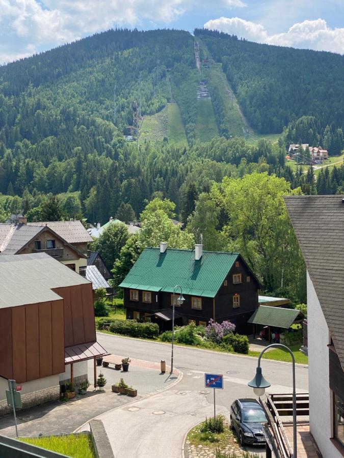 Luxusni Apartman U Sjezdovek S Garazi 哈拉霍夫 外观 照片